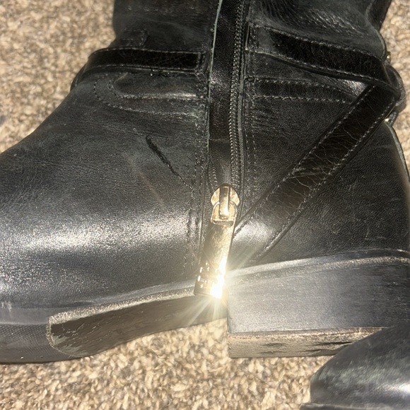 Timeless black leather Tory Burch riding boots with gold details - Picture 4 of 9